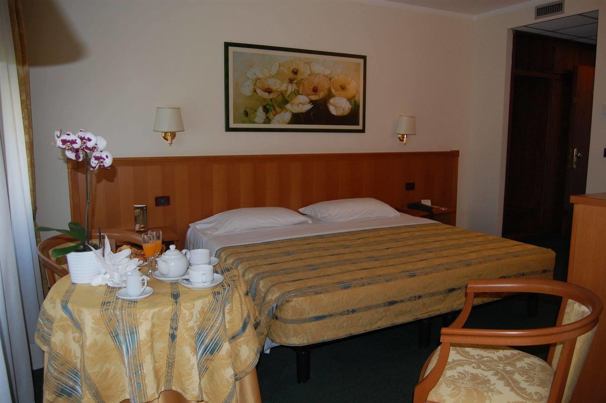 Hotel Galant Venaria Reale Bagian luar foto